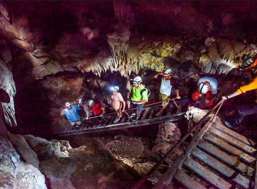 Belize invita a invitar sus misteriosas cuevas