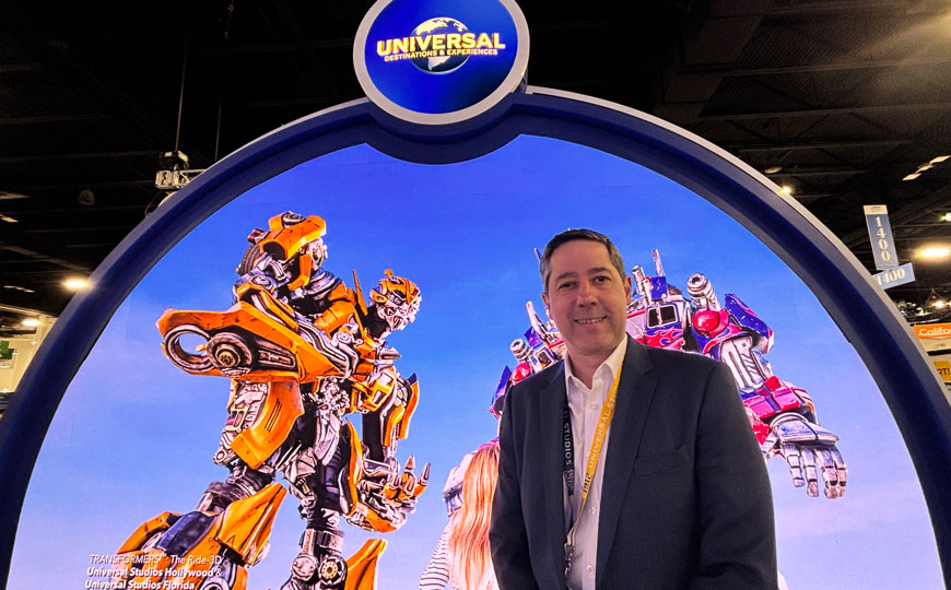 Universal supera las expectativas y acelera en la región